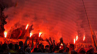 Mit Pyrotechnik im Block: Anhänger des BVB © 2018 TF-Images