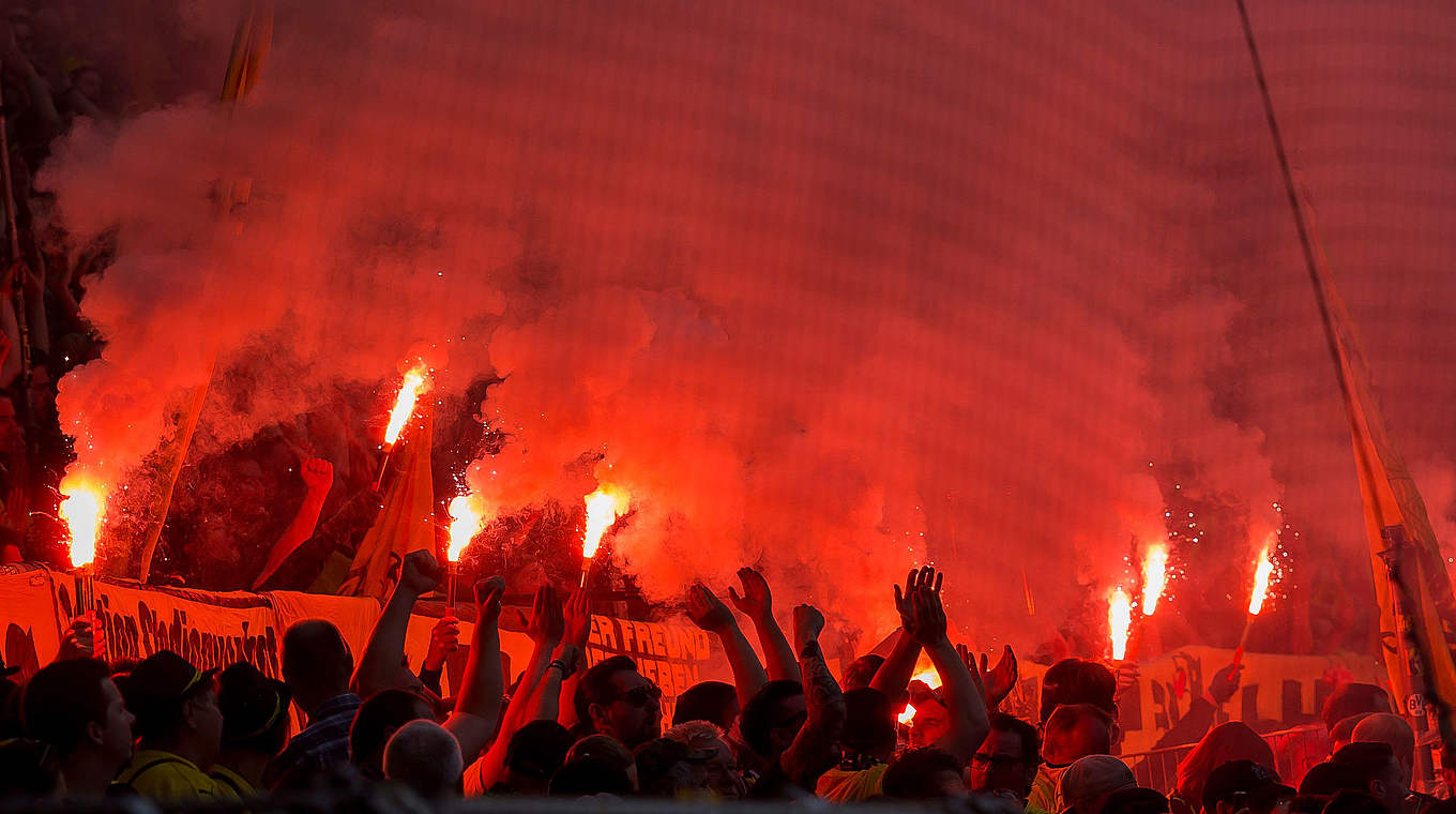 Mit Pyrotechnik im Block: Anhänger des BVB © 2018 TF-Images