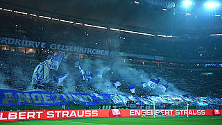 Pyrotechnik gezündet: Schalker Anhänger © 2018 Getty Images