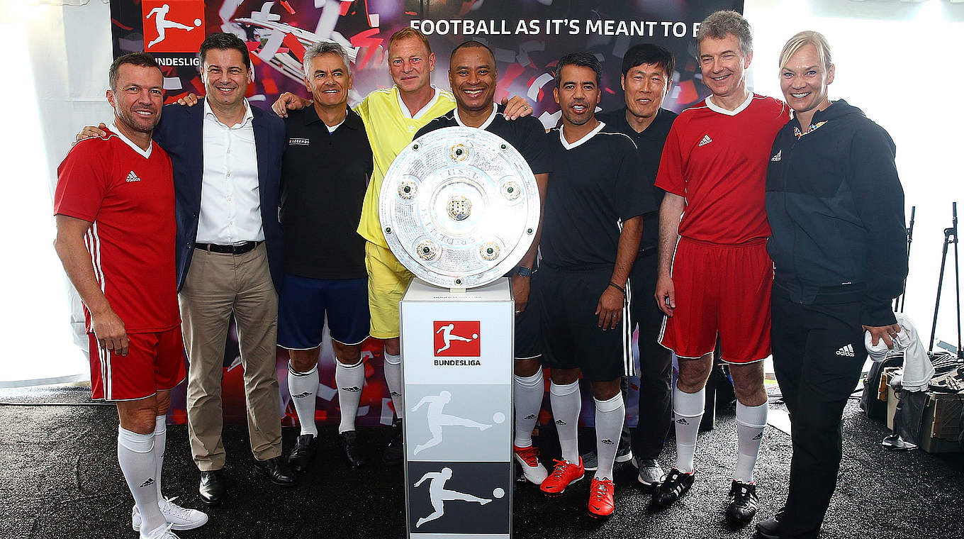 "Es war überwältigend": Bibiana Steinhaus mit den Bundesliga-Legenden in New York © Bundesliga International