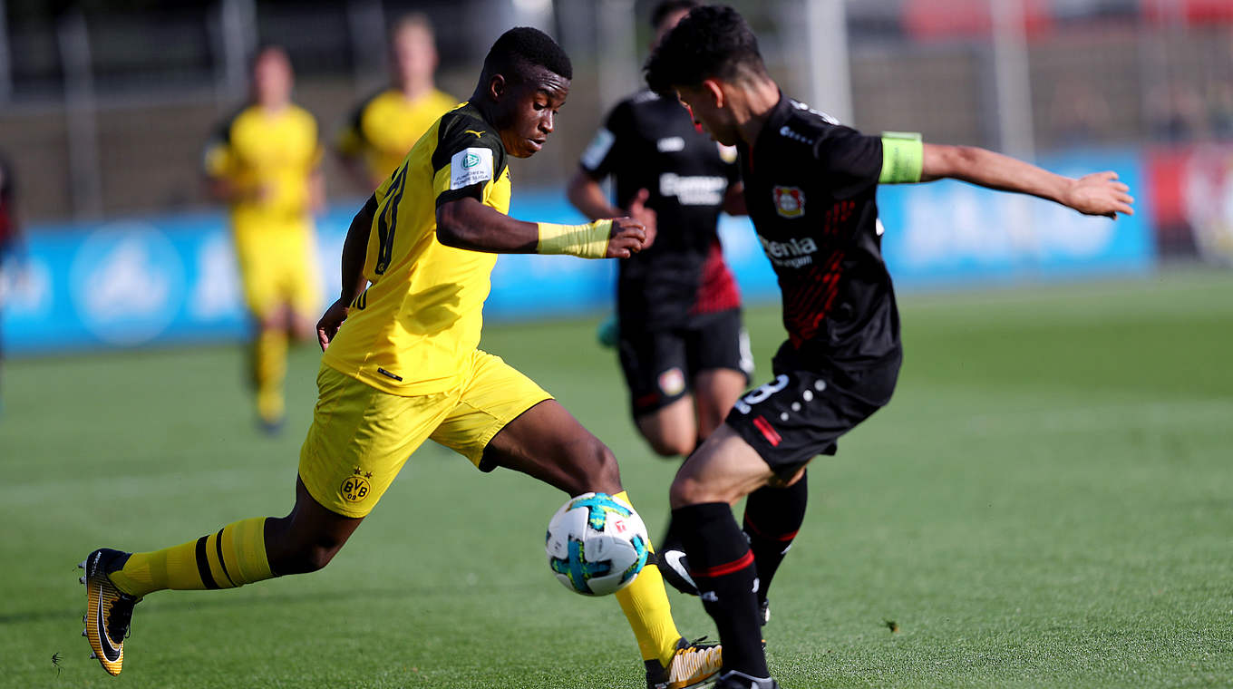 Schießt Dortmund in Leverkusen in Führung: Youssoufa Moukoko (l.) © 2018 Getty Images