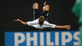 Klose setzt zum Salto an: Wie oft traf der WM-Rekordtorschütze 2002 gegen Saudi-Arabien? © Getty Images