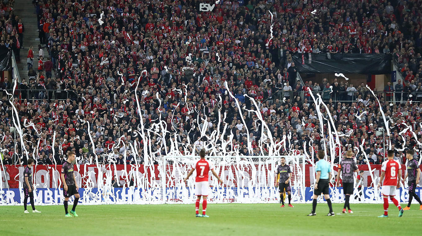 Sorgen für einen verspäteten Anpfiff der zweiten Hälfte gegen Freiburg: Mainz-Anhänger © 2018 Getty Images