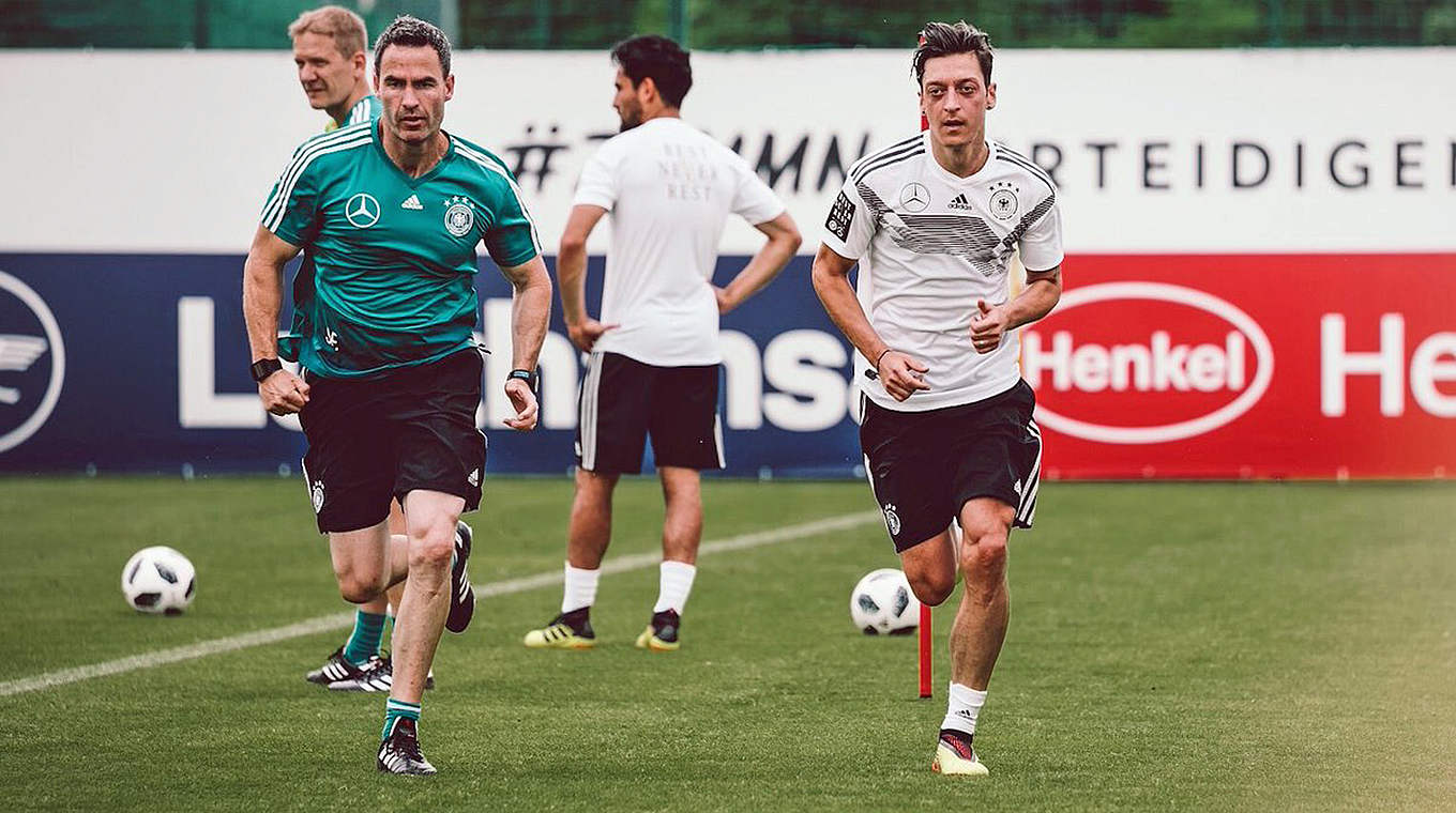Laufeinheit statt Mannschaftstraining: Mesut Özil (r.) fehlt gegen Saudi-Arabien © Twitter DFB