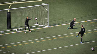 Die deutsche Frauen-Nationalmannschaft bereitet sich in Kanada auf das Testspiel gegen die Gastgeberinnen vor. Trainiert wird dabei auf einem  Footballfeld. © DFB
