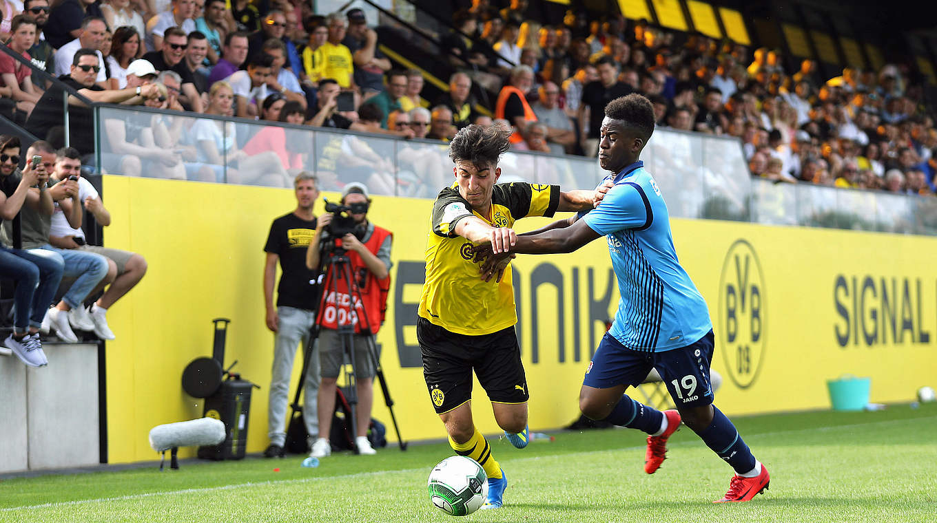 Zweikampf: Dortmunds Terzi (l.) setzt sich gegen Anapak-Baka durch © 2018 Getty Images