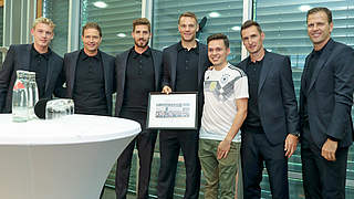 Applaus und Teamfoto der DFB-Mitarbeiter: Neuer (M.) und Co. zu Gast in der Zentrale © 2018 Getty Images