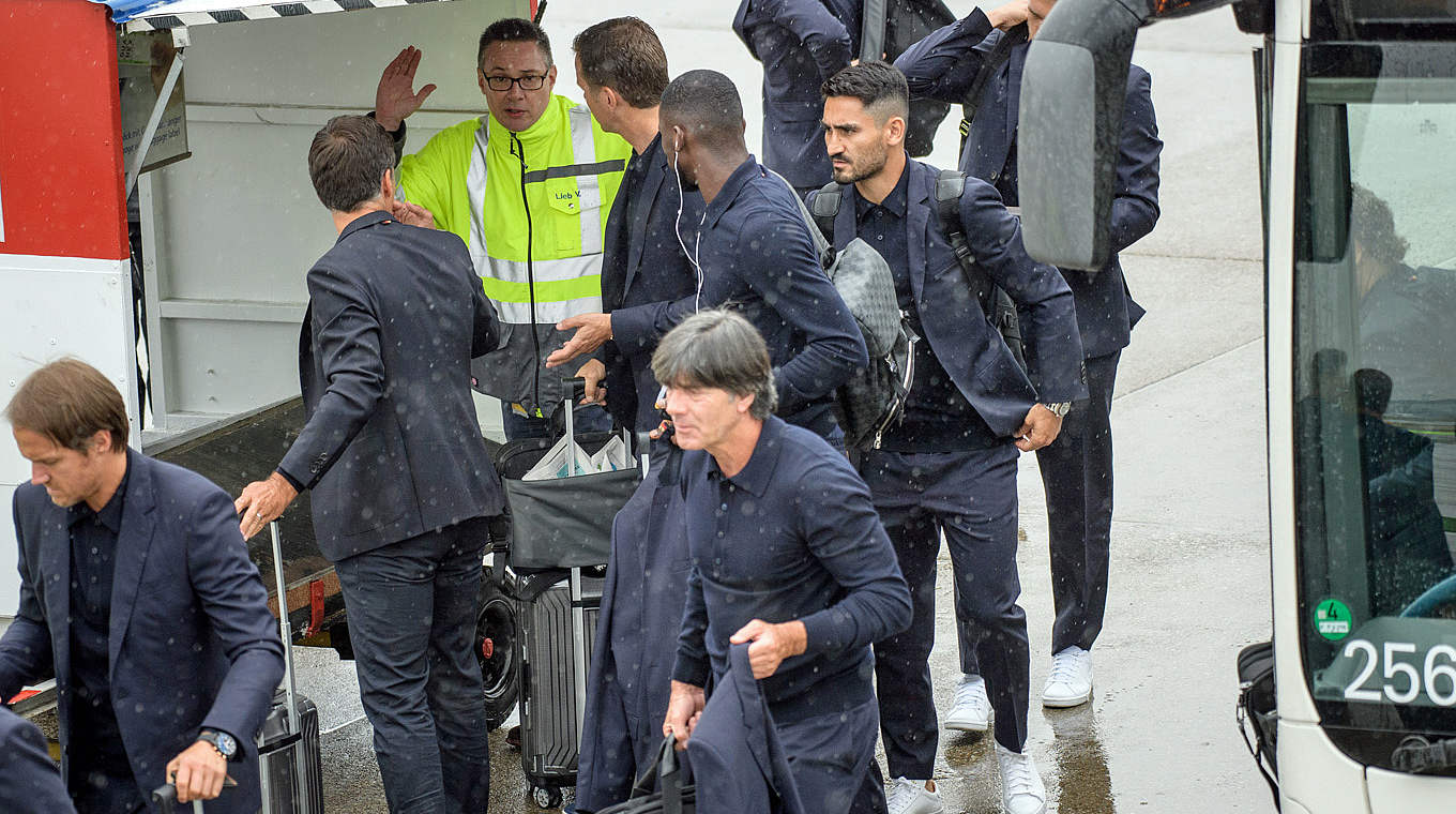 Natürlich bestieg auch Bundestrainer Joachim Löw das Flugzeug © 2018 Getty Images
