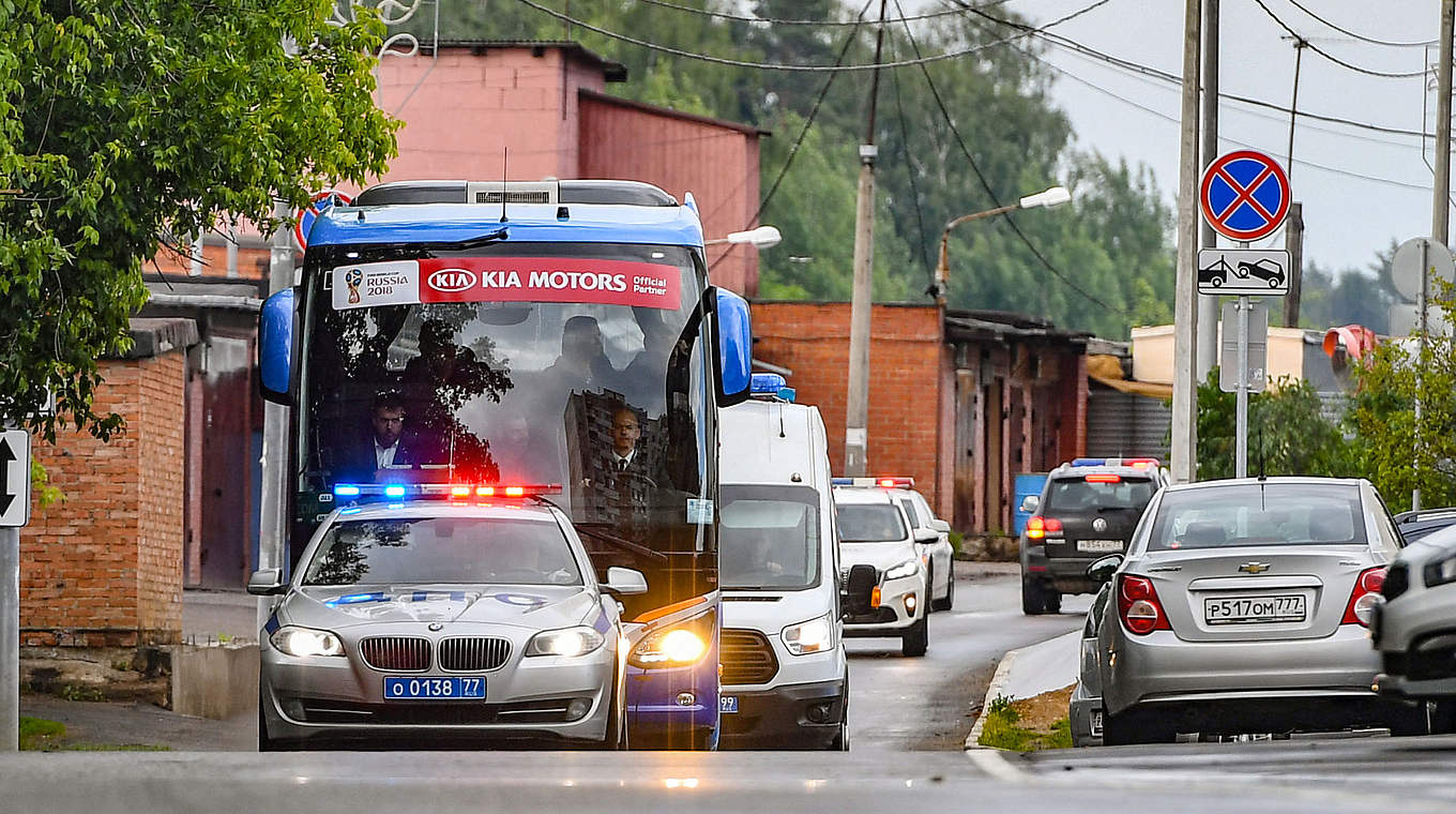 Wird zum WM-Quartier eskortiert: der Bus der deutschen Nationalmannschaft © Getty Images