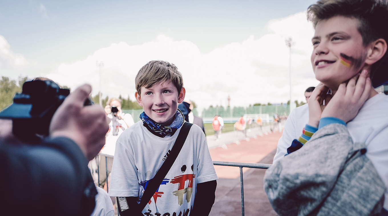 Zu Besuch beim Weltmeister: Kinder aus Watutinki beim Training der DFB-Auswahl © Philipp Reinhard