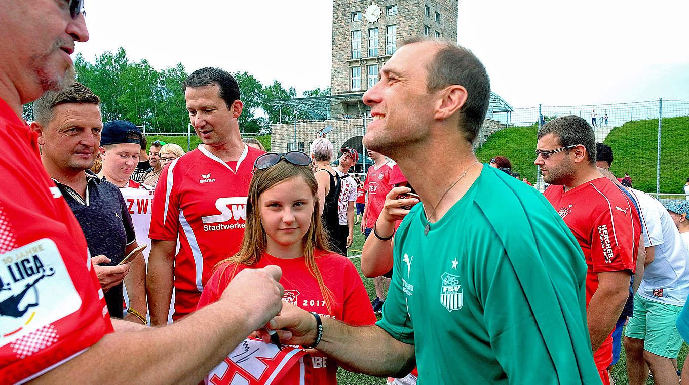 "Der FSV ist ein bodenständiger Verein": Enochs im Schulterschluss mit den Fans © imago/Kruczynski