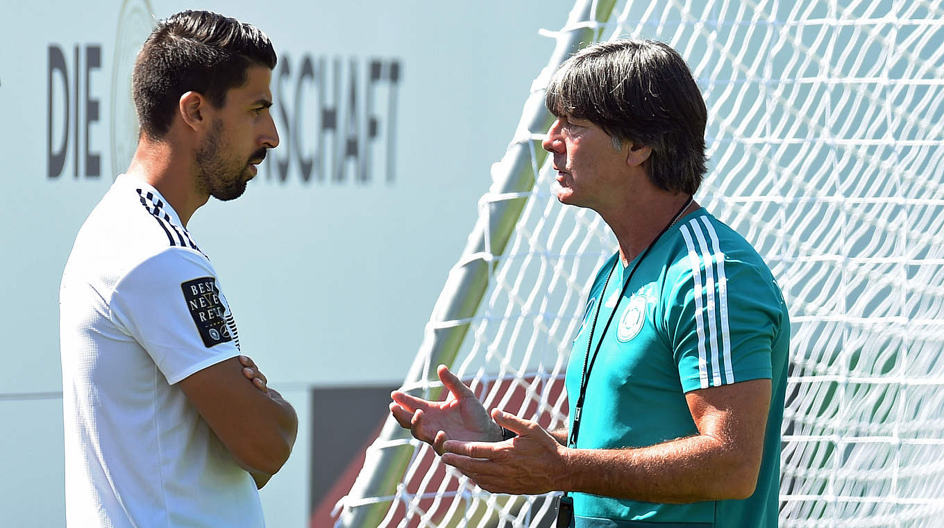 Khedira (left) with Löw: "A team needs leadership, a team needs brains" © This content is subject to copyright.
