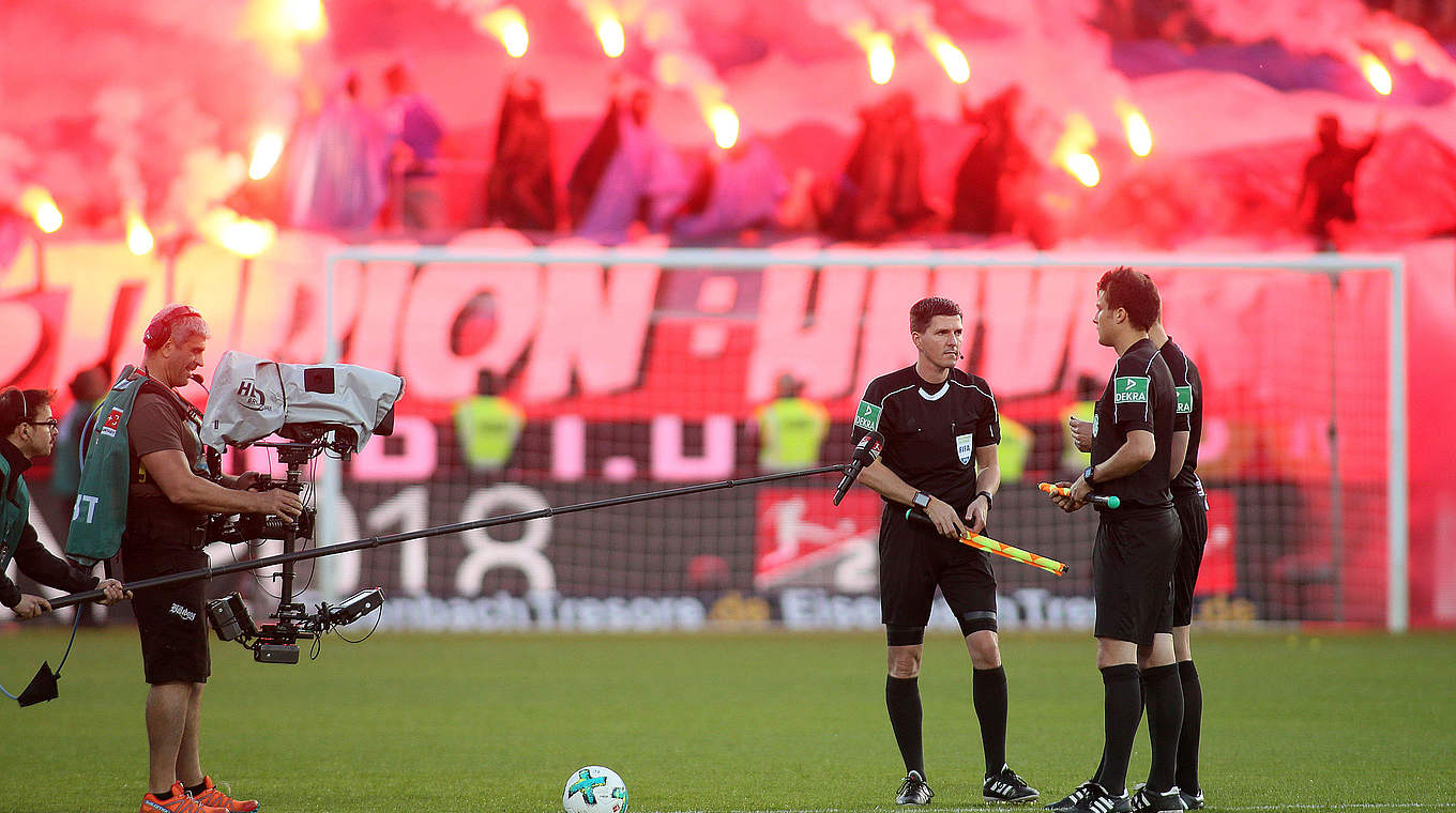 Vor dem Relegationsspiel: Kieler Zuschauer brennen Pyrotechnik ab © 2018 Getty Images