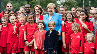 Bundeskanzlerin Angela Merkel besuchte vor dem 10. Integrationsgipfel gemeinsam mit DFB-Integrationsbeauftragtem Cacau den SV Rot-Weiß Viktoria Mitte in Berlin, der Teil des Projekts 
