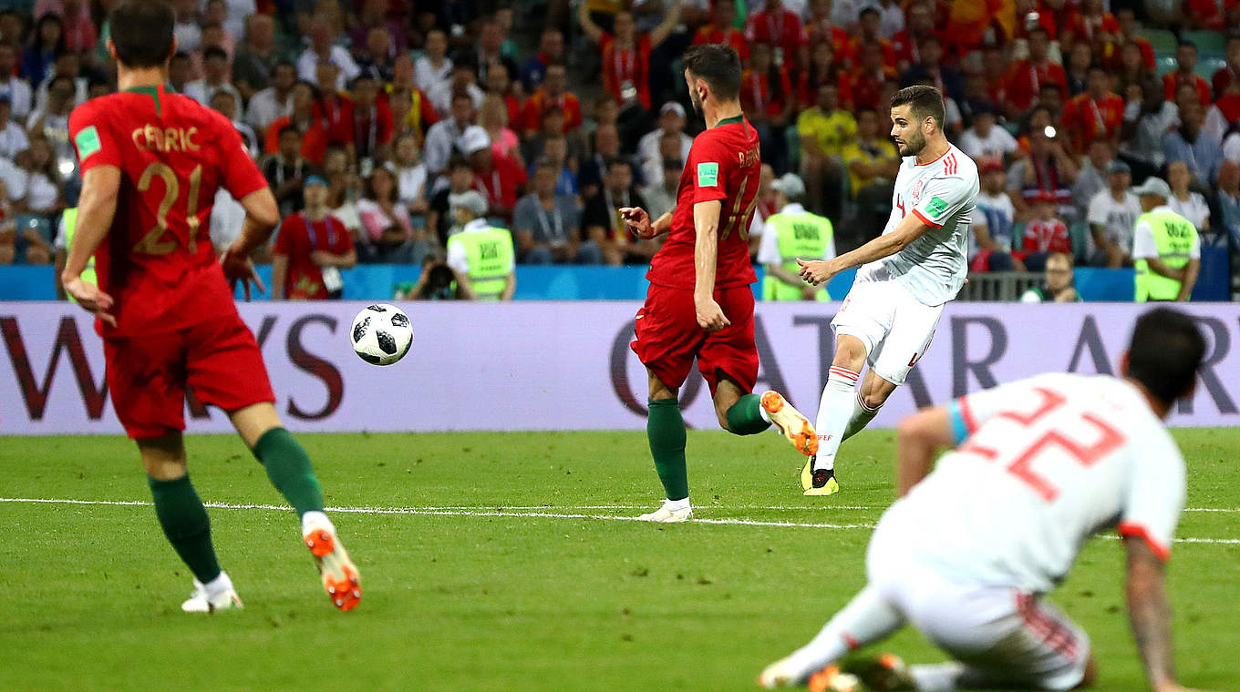 Nacho volleys Spain into the lead (3-2) © 2018 Getty Images