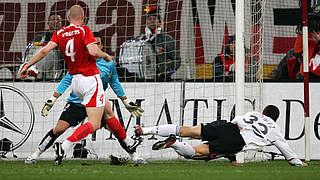 Treffer im ersten Länderspiel: Mario Gomez (r.) erzielt das 2:0 gegen die Schweiz 2007 © 2007 Getty Images