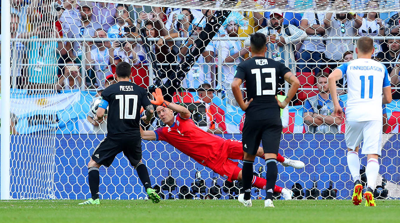 Der argentinische Superstar vergibt: Lionel Messi scheitert an Hannes Thor Halldorsson © 2018 AMA Sports Photo Agency