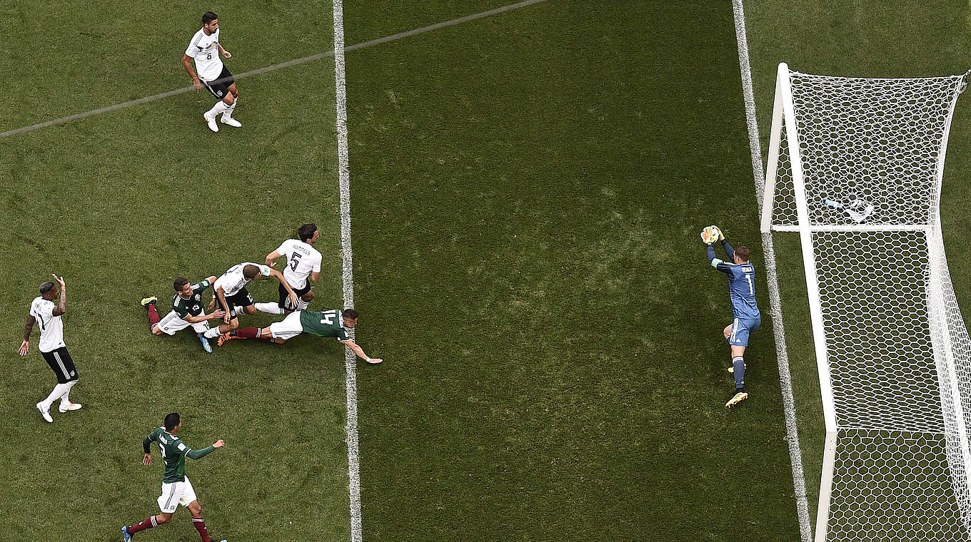 Hält, was zu halten ist: Torwart Manuel Neuer (r.) beim 0:1 zum Start gegen Mexiko © This content is subject to copyright.