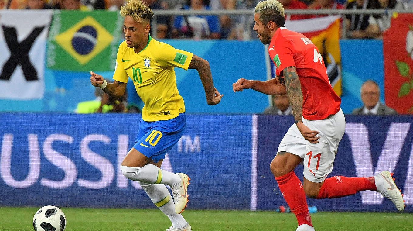 Vom Schweizer Behrami verfolgt: Brasiliens Superstar Neymar (l.) © AFP/GettyImages