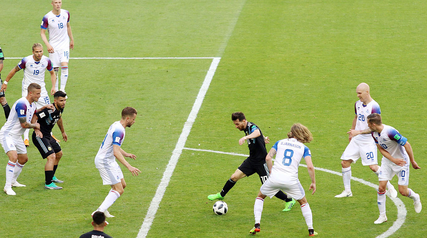 Umstellt von Gegnern: Argentiniens Superstar Lionel Messi (4.v.r.) beim 1:1 gegen Island © 2018 Action Plus