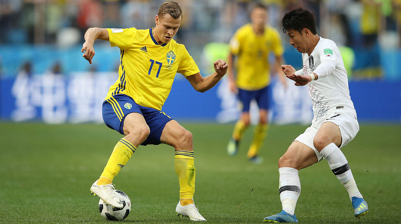 Intensiver WM-Fight: Schwedens Viktor Claesson (l.) gegen Südkoreas Heung-Min Son  © 2018 Getty Images