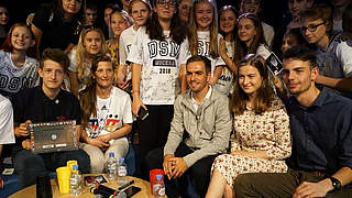 Stellt sich den Fragen der Kinder: Weltmeister Philipp Lahm © DFB-TV