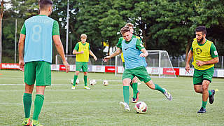 Auch unter Gegnerdruck zum Torerfolg: Geduld zahlt sich im Fußball aus © DFB