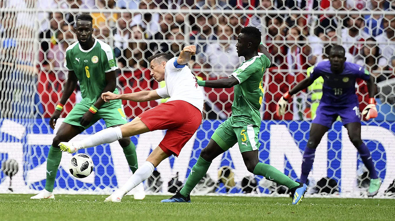 Kaum ein Durchkommen: Bayerns Lewandowski (2.v.l.) gegen den Senegal © AFP/GettyImages