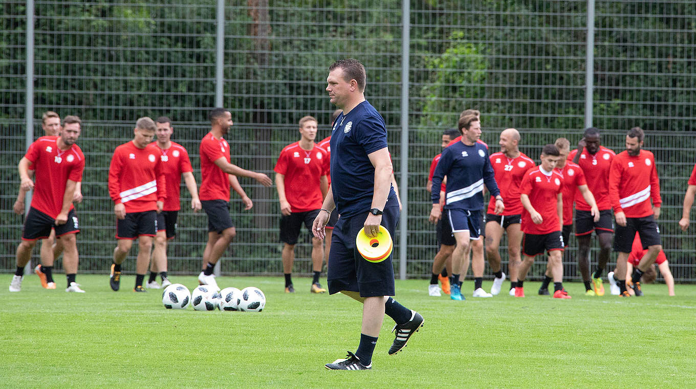 Trainingsauftakt mit Koschinat (v.): "Habe mich sehr gefreut, die Spieler wiederzusehen" © imago/Eduard Bopp