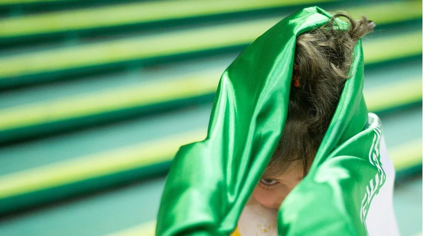 Ein ganz junger Fan: klein genug, um sich mithilfe der iranischen Flagge zu verstecken.  © Getty Images