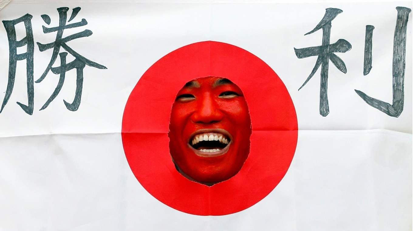 Ein japanischer Fan hat sichtlich Spaß in der Flagge seines Landes.  © Getty Images