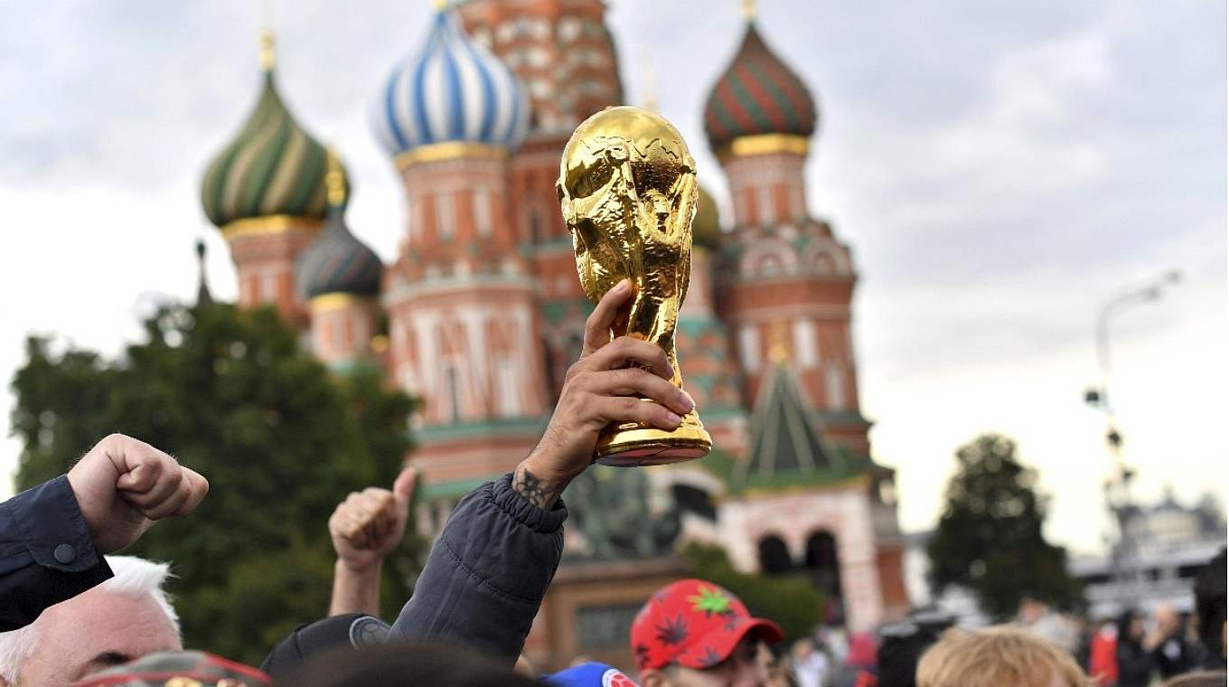 Am Ende würde gern jeder den Echten in den Händen halten: den FIFA-WM-Pokal.  © Getty Images