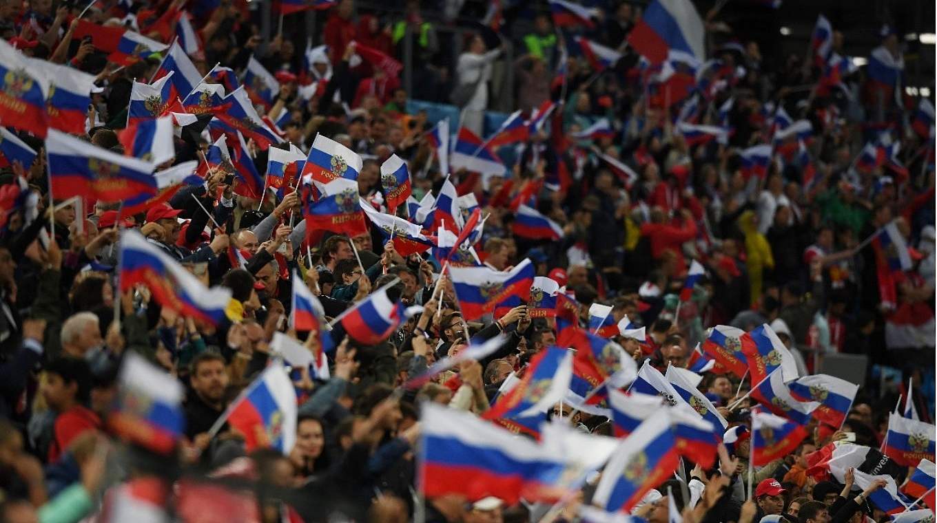 Russische Fans, die direkt beim Eröffnungsspiel einen Sieg feiern konnten.  © Getty Images