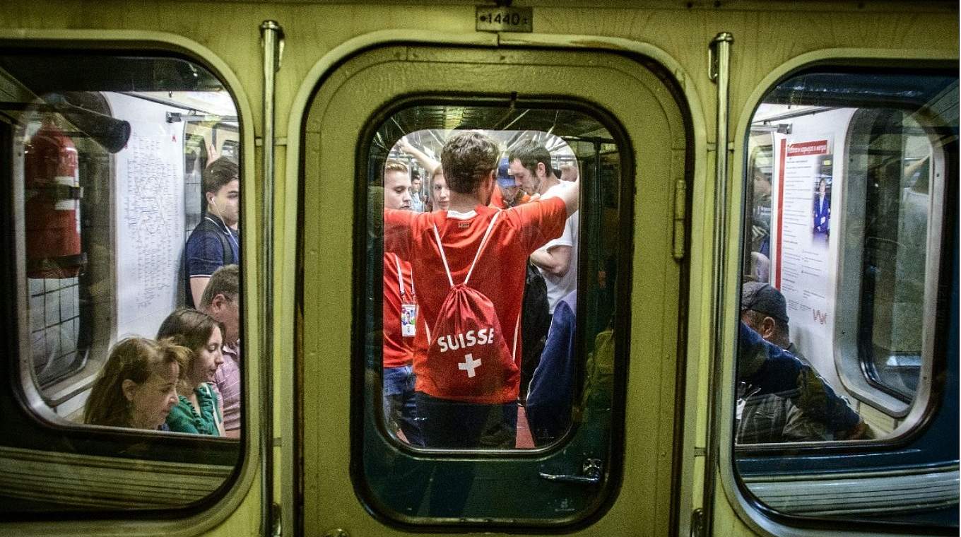 Schweizer Fans in der Moskauer Tram unterwegs.  © Getty Images
