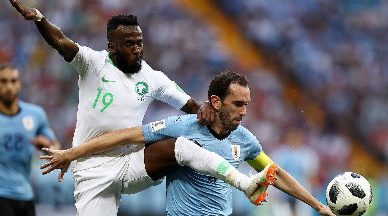 Fahad Al-Muwallad (l.) fights for the ball against Diego Godin. © 2018 Getty Images