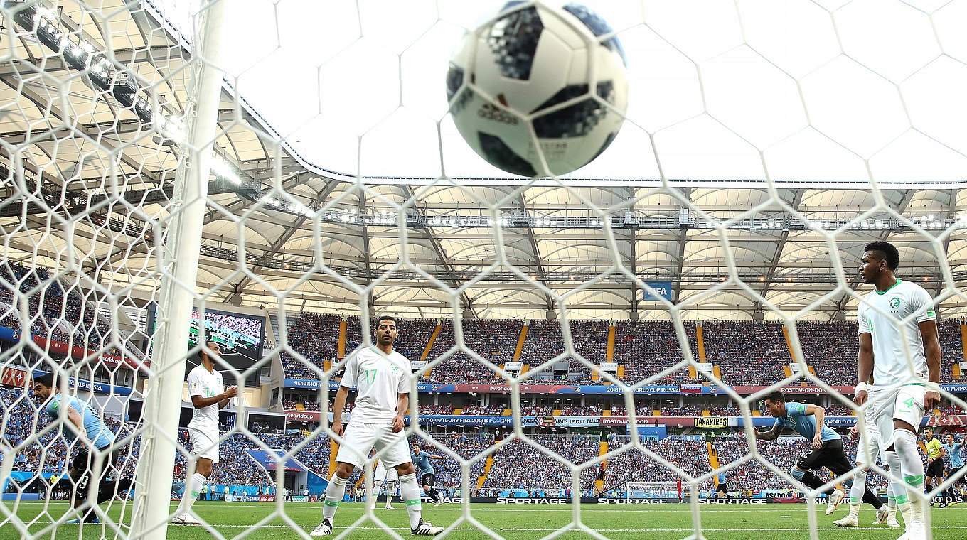 Der Ball zappelt im Netz: Luis Suarez (l.) hat ihn Sekunden zuvor eingeköpft © 2018 Getty Images