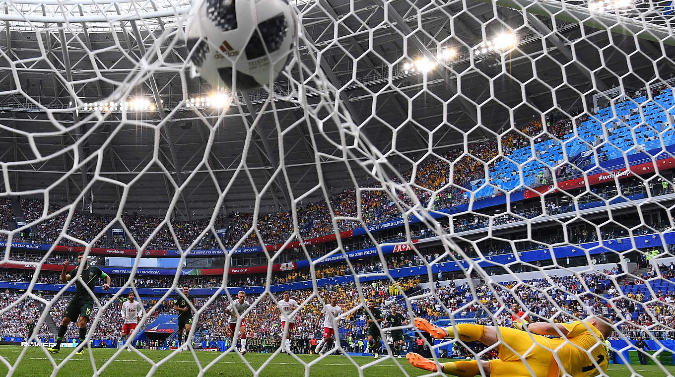 Ausgleich vom Elfmeterpunkt: Mile Jedinak (l.) versenkt den Ball im dänischen Tor © Getty Images