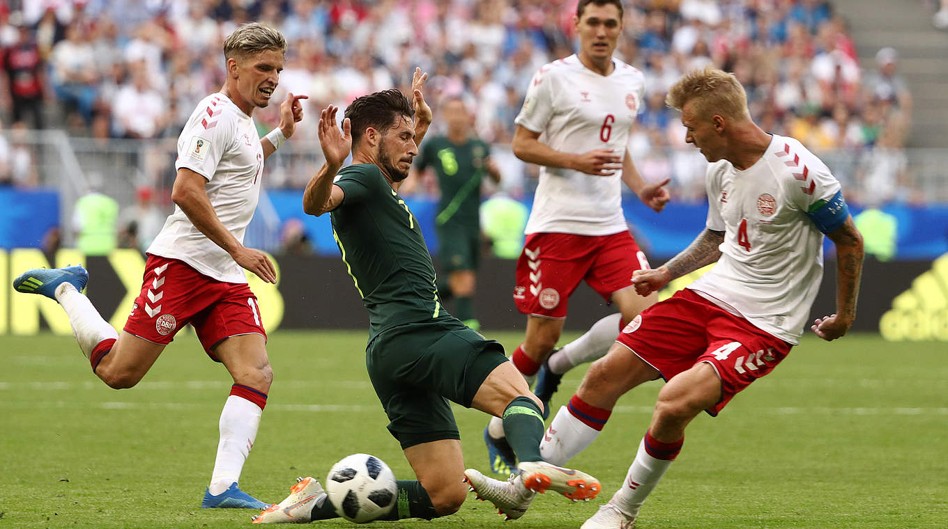 Ringen um den Ball: Herthas Mathew Leckie (2.v.l.) im Zweikampf © 2018 Getty Images