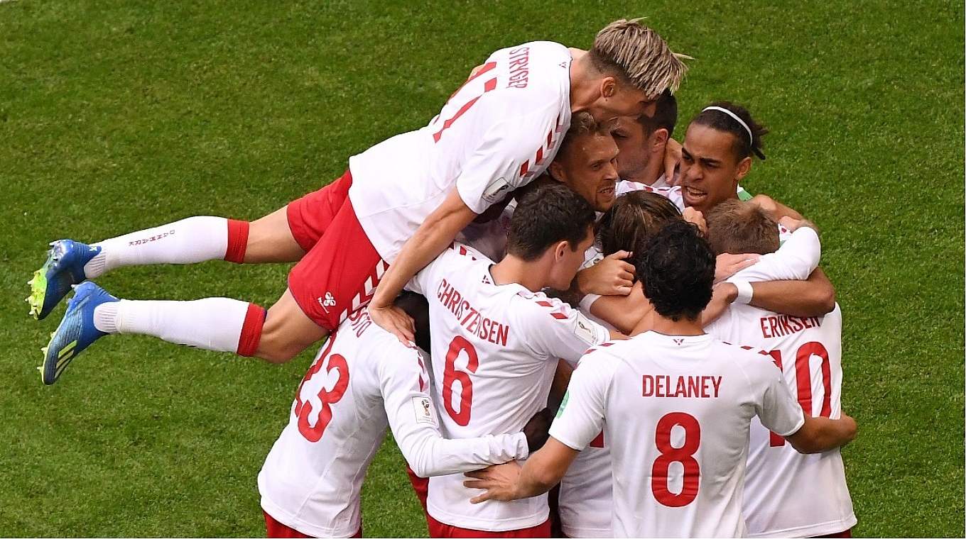 Die Dänen freuen sich mit Torschütze Christian Eriksen über seinen Treffer gegen Australien.   © Getty Images