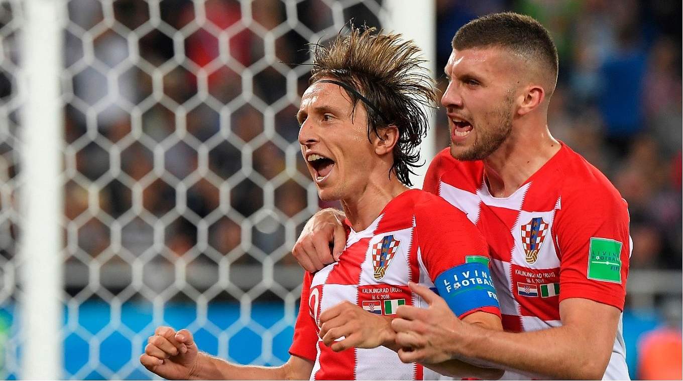 Lass Dich umarmen: Luka Modric ist bei Kroatien der gefeierte Mann.  © Getty Images
