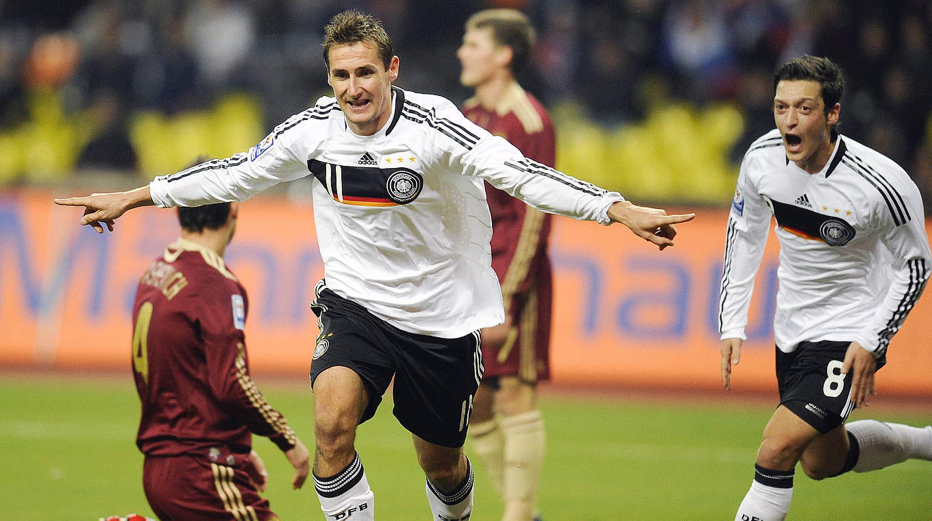 "Taten sprechen lassen": Klose (v.) bejubelt Siegtor in der WM-Quali 2009 in Russland © imago/HJS