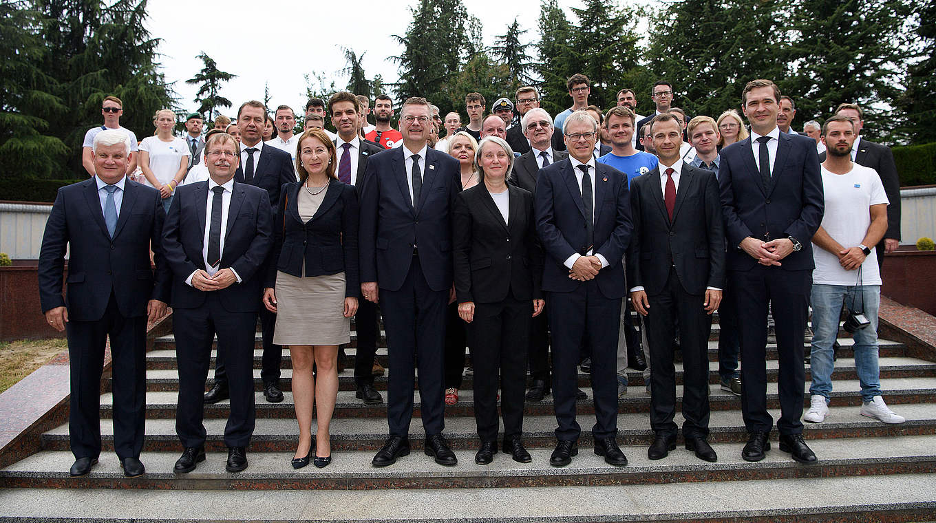 DFB-Delegation: Neben Grindel nahm unter anderem Generalsekretär Curtius teil (r.) © GES-Sportfoto