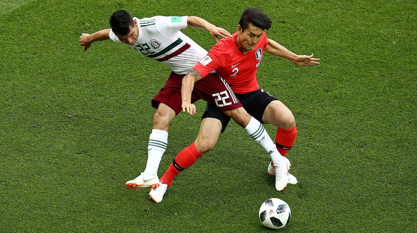 Verbissener Zweikampf: Mexikos Hirving Lozano (.) gegen Koreas Yong Lee © 2018 Getty Images