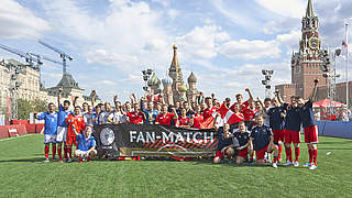Auf dem Roten Platz in Moskau traten Fans aus aller Welt auf dem grünen Rasen im friedlichen Wettstreit gegeneinander an. Wir haben die besten Bilder zum Fan-Turnier © 