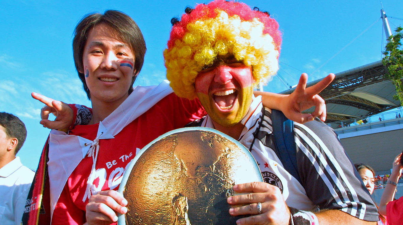 Friedliches Miteinander: Fans aus Südkorea und Deutschland © 2002 Getty Images