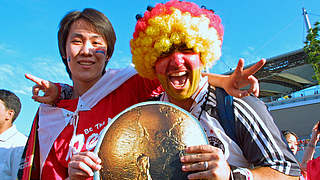 Friedliches Miteinander: Fans aus Südkorea und Deutschland © 2002 Getty Images