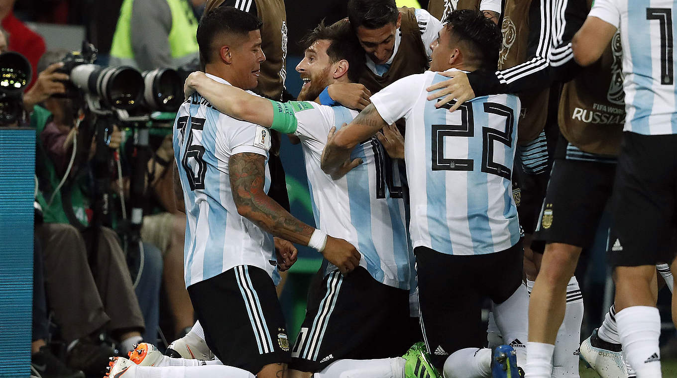 Superstar und Siegtorschütze: Lionel Messi (r.) und Marcos Rojo liegen sich in den Armen © 2016 VI-Images