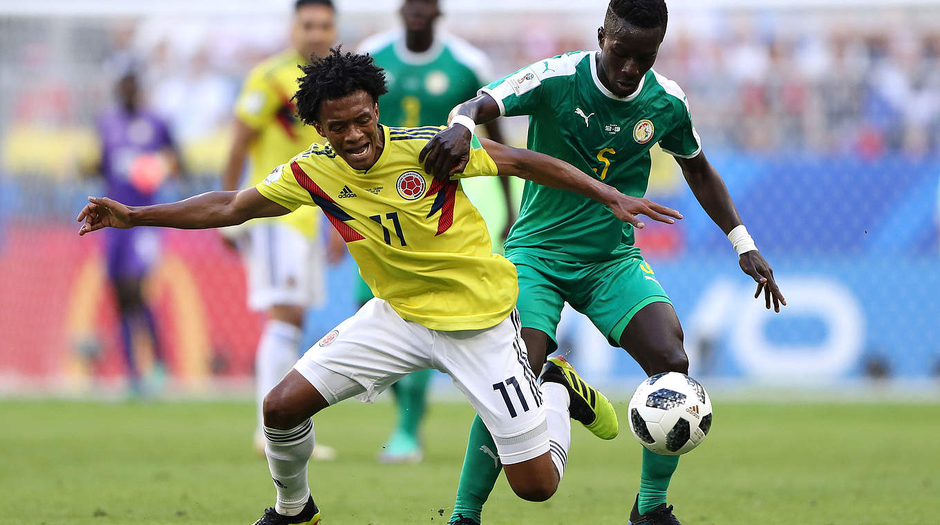 Viel Kampf, wenig Höhepunkte: Kolumbiens Juan Cuadrado (l.) gegen Issa Gana Gueye © 2018 FIFA/Getty Images
