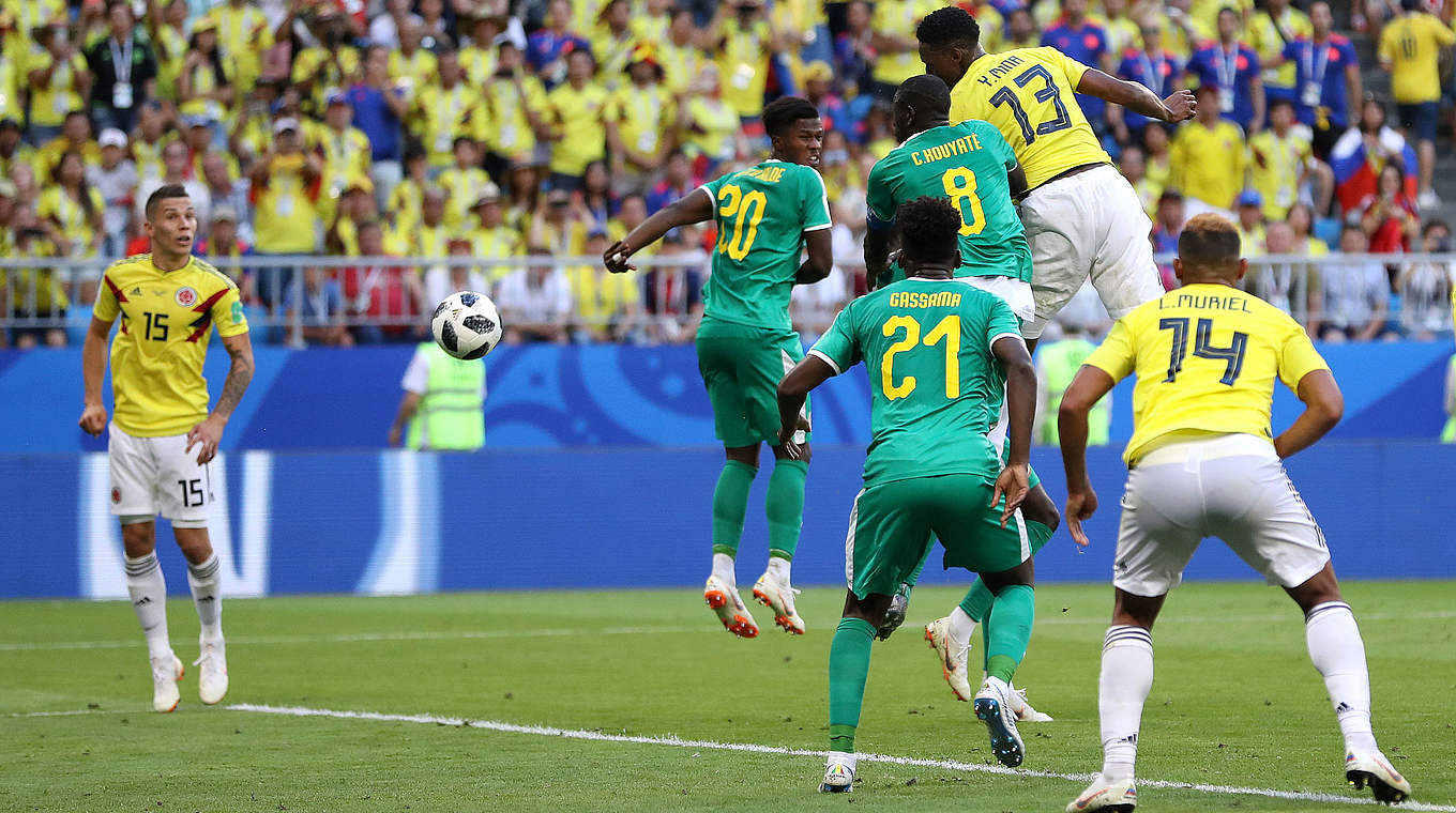 Der Treffer fürs Achtelfinale: Yerry Mina (2.v.r.) köpft Kolumbien in Führung © 2018 Getty Images