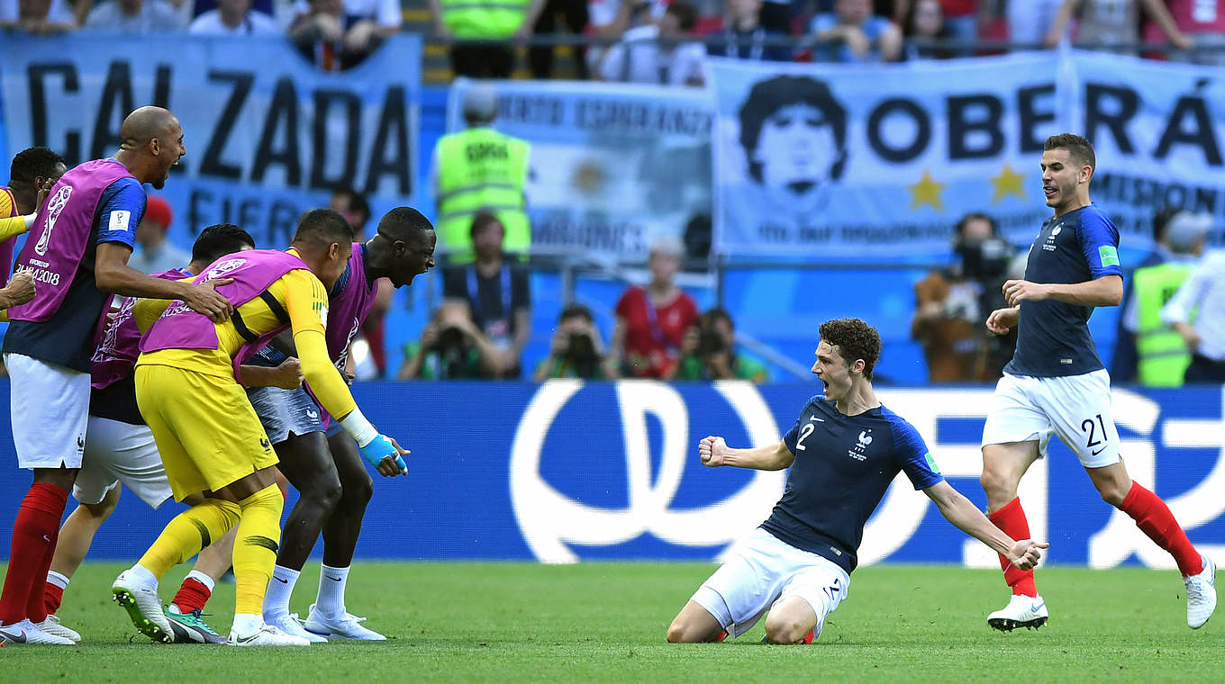 Stuttgarts Benjamin Pavard (2.v.r.): trifft spektakulär zum zwischenzeitlichen 2:2 © 2018 Getty Images